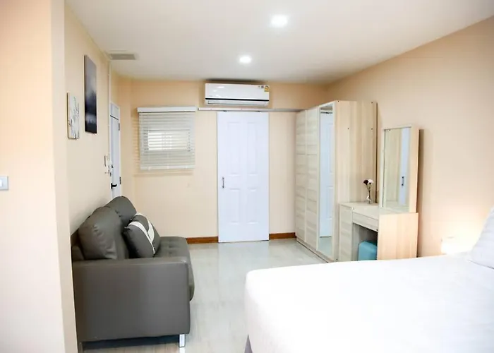 Apartment Near Bts Bearing Skytrain- Homey Living Townhome - 4 Bedrooms *