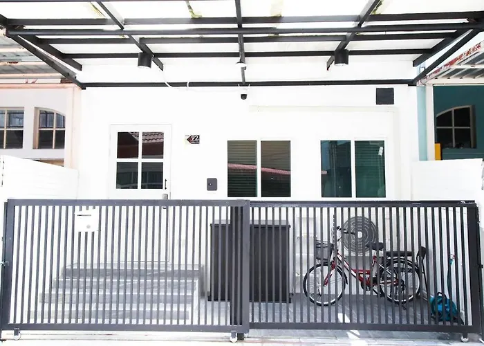Near Bts Bearing Skytrain- Homey Living Townhome - 4 Bedrooms * Bangkok