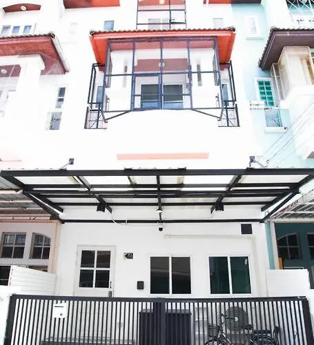 Apartment Near Bts Bearing Skytrain- Homey Living Townhome - 4 Bedrooms *
