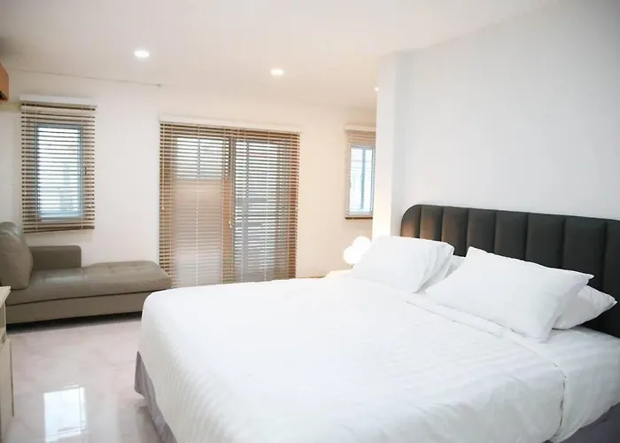 Apartment Near Bts Bearing Skytrain- Homey Living Townhome - 4 Bedrooms